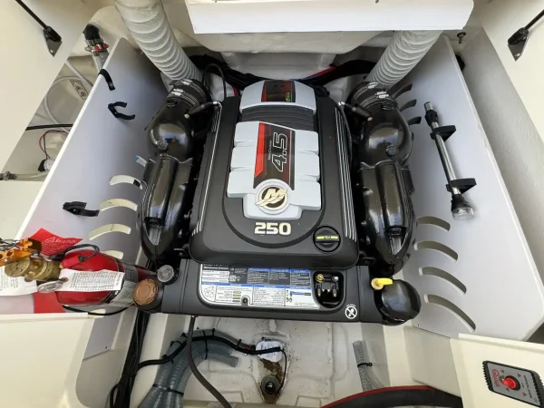 Sea Ray 230 SPX Bowrider 2023 - Image 28
