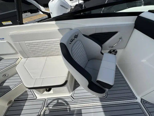 Sea Ray 230 SPX Bowrider 2023 - Image 16