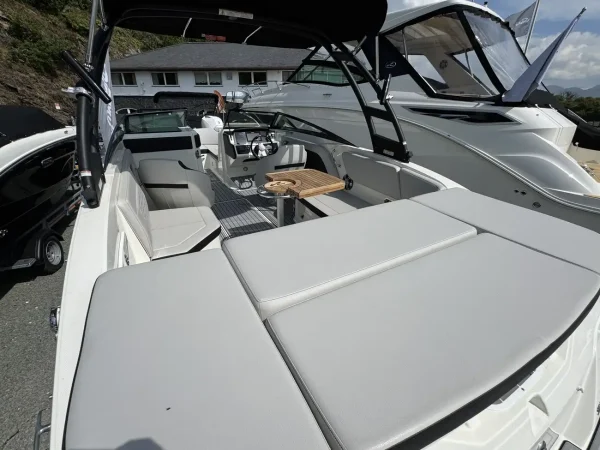 Sea Ray 230 SPX Bowrider 2023 - Image 12